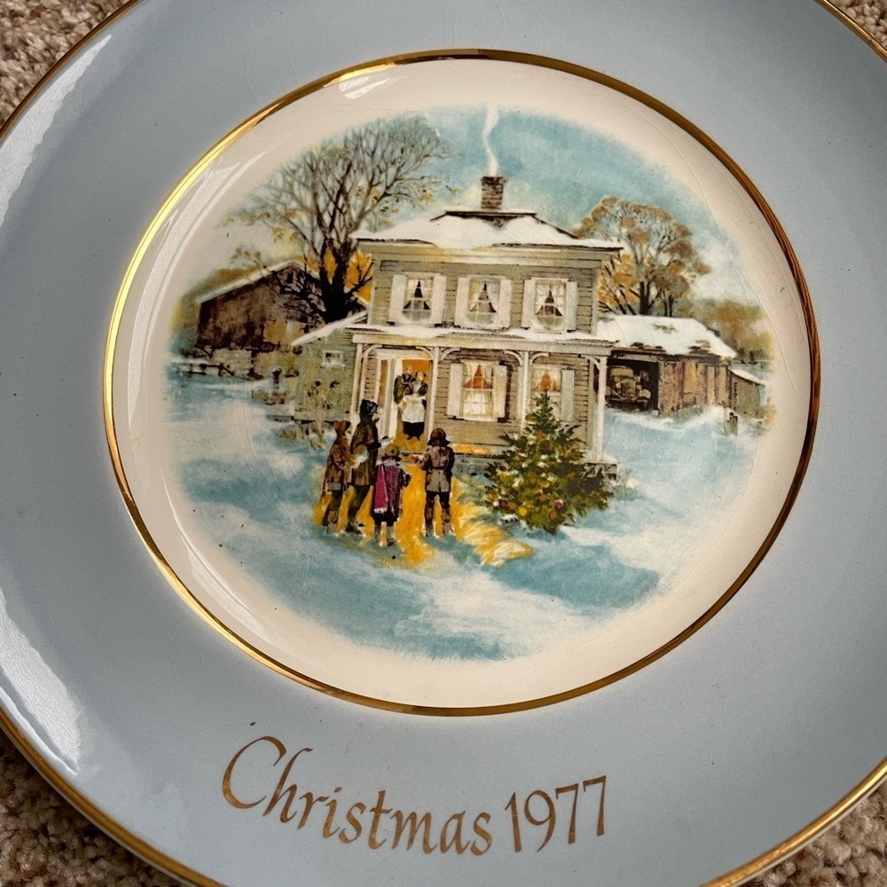 Avon Christmas Plate Carollers In The Snow 8 3/4" Fifth Edition